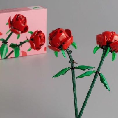 Rosas de LEGO caem para menos de US$10 com 40% desconto no Dia dos Namorados