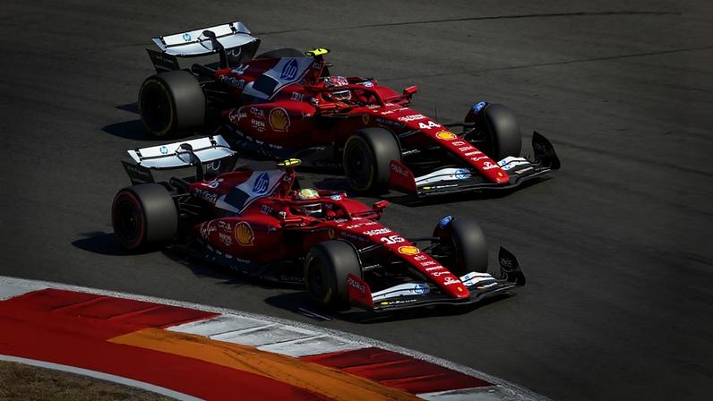Lewis Hamilton e Charles Leclerc, da Ferrari, no GP dos Estados Unidos pela F1 2025 (Foto: Clive Mason/Getty Images/AFP)