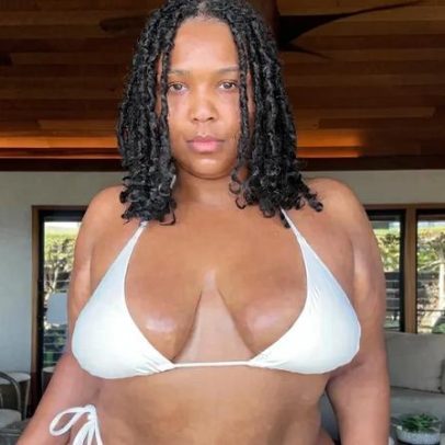 Lizzo exibe silhueta mais magra em bikini branco