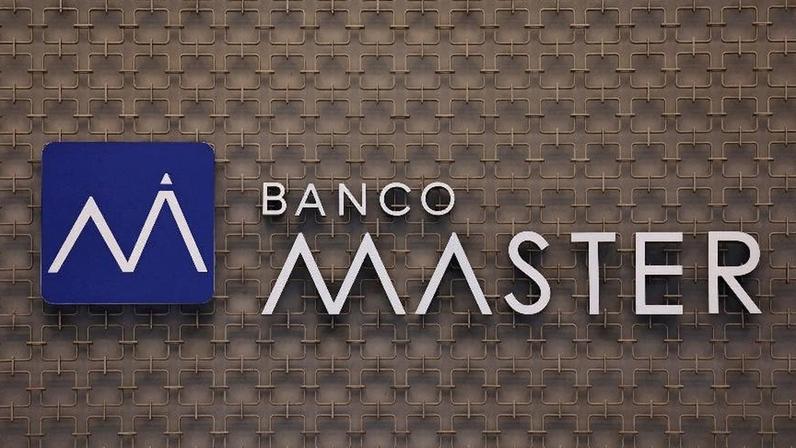 Logotipo do Banco Master em prédio de São Paulo