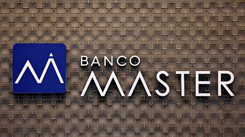 Logotipo do Banco Master em prédio de São Paulo