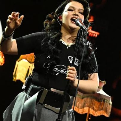 Lola Young volta triunfante à festa Best New Artist Grammys da Spotify