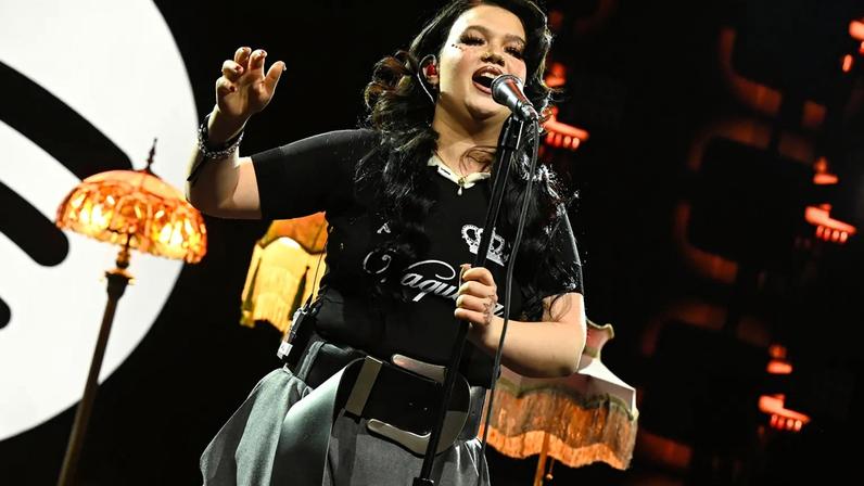 Lola Young volta triunfante à festa Best New Artist Grammys da Spotify