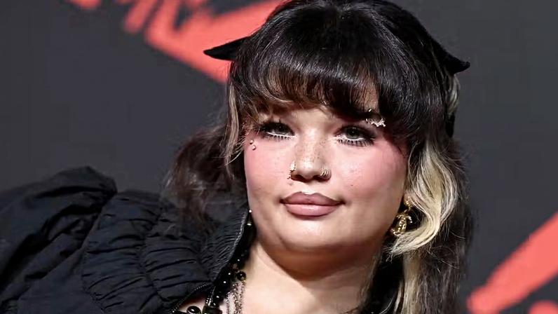 Após pausa na carreira, Lola Young é confirmada como atração no Grammy 2026 — Foto: Getty Images