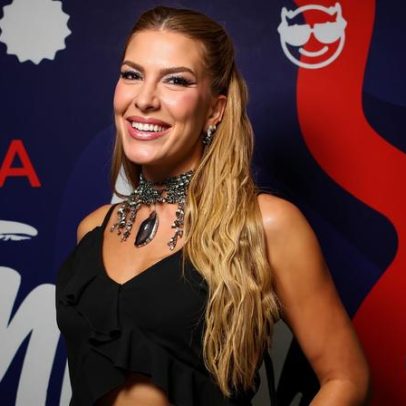 Lore Improta revela barriguinha da segunda gestação no Baile da Santinha