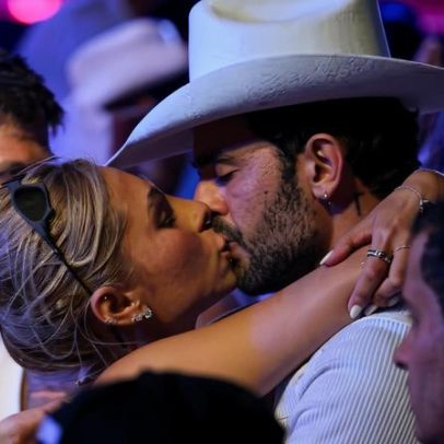 Luan Pereira é visto trocando beijos com a noiva durante show em navio
