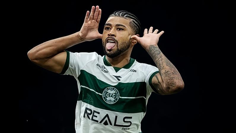 Lucas Ronier comemora o gol do Coritiba na vitória sobre o rival Athletico-PR em plena Arena da Baixada
