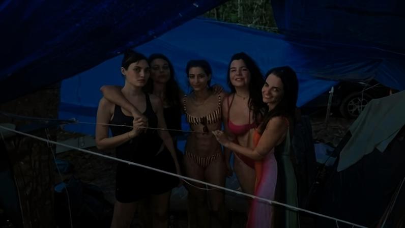 Luisa Arraes mostra diversão em acampamento com amigas. Nina Tomsic, Sofia Badim, Catharina Caiado e Julia Stockler se divertem com grupo — Foto: Reprodução/Instagram