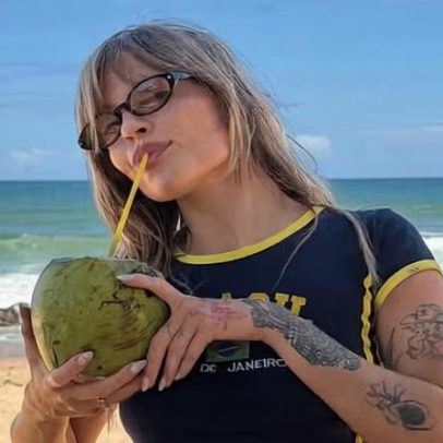Luísa Sonza se refresca com água de coco em momento casual
