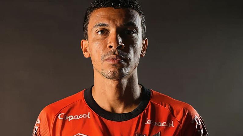 Luiz Gustavo é o novo reforço do Athletico-PR