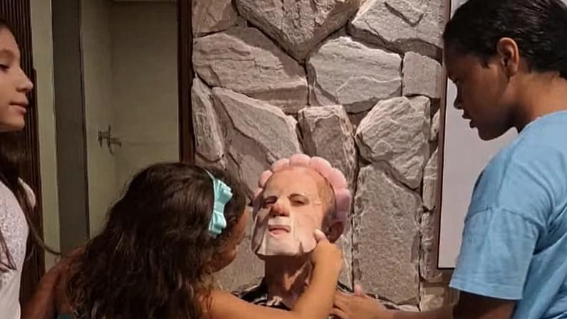 Luiz Fernando Guimarães em dia de beleza com filha e sobrinhas — Foto: Reprodução/Instagram