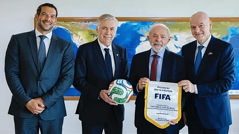 Samir Xaud, presidente da CBF, Carlo Ancelotti, técnico da Seleção masculina, o presidente Luis Inácio Lula da Silva, e Gianni Infantino, presidente da Fifa, posam para foto após encontro no Palácio do Planalto