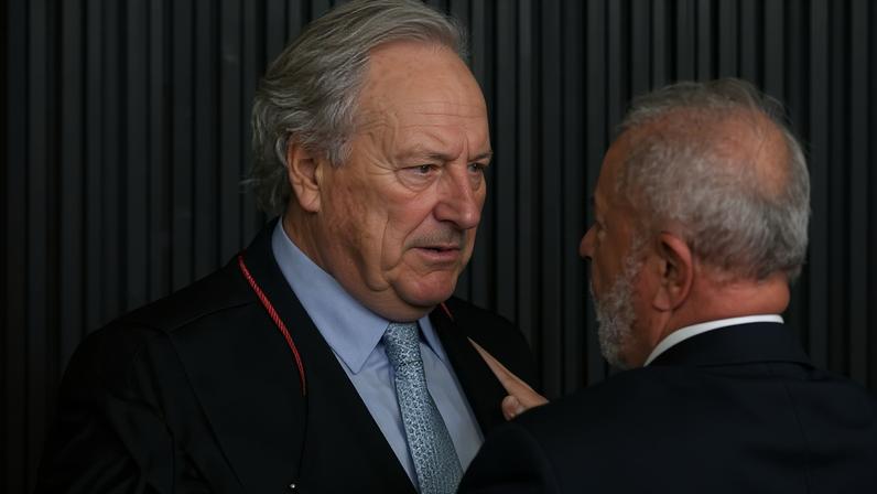 Lula cumprimenta Ricardo Lewandowski após a cerimônia de posse de Alexandre Moraes no TSE