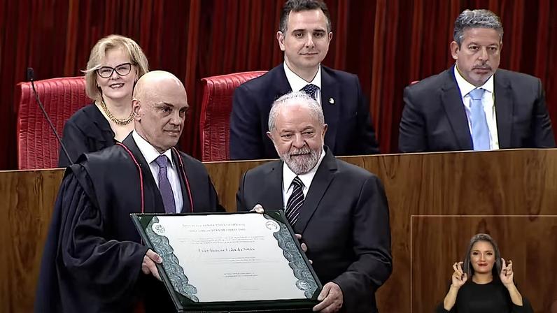 Alexandre de Moraes e Lula em imagem de 2022, na cerimônia de diplomação do presidente da República — Foto: TSE/Reprodução