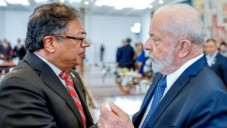 Lula e Gustavo Petro durante encontro da Unasul, em 30 de maio de 2023