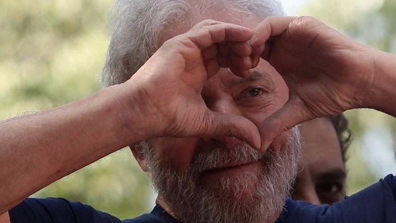 Lula fazendo coraçãozinho para sua claque