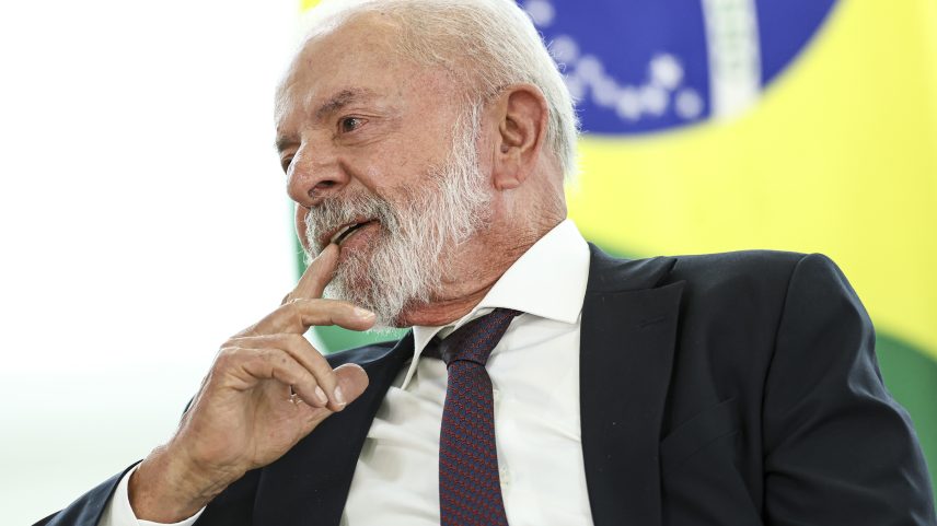 Lula comenta atendimento após batida na cabeça em evento sobre IA em hospitais