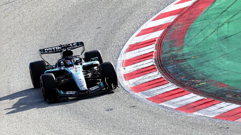 Carro da Mercedes em ação no primeiro dia do Barcelona Shakedown — Foto: Divulgação/Mercedes