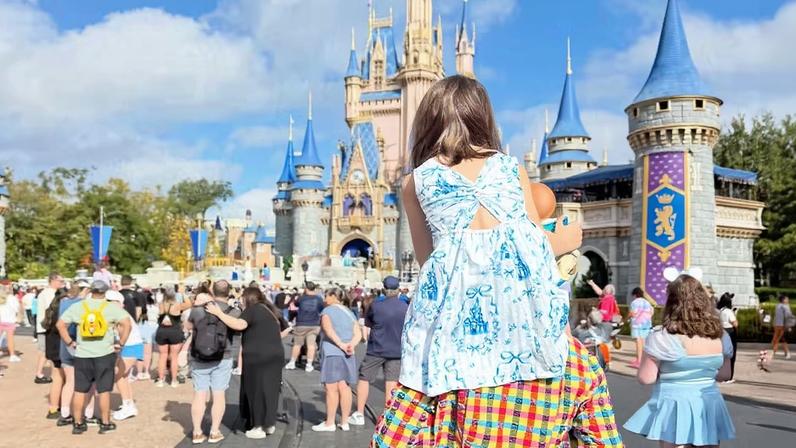 Gigi Hadid abre álbum de fotos na Disney ao lado de filha com Zayn Malik e a irmã, Bella Hadid — Foto: Reprodução Instagram