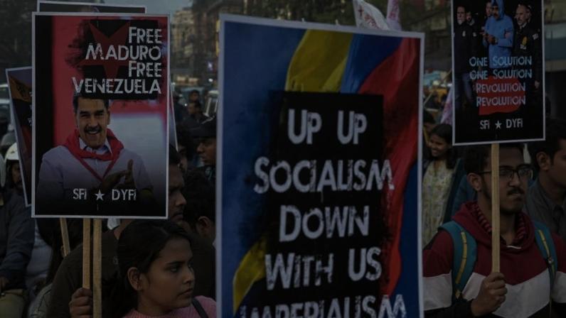 Ativistas estudantis seguram cartazes enquanto marcham durante um protesto contra o ataque dos EUA à Venezuela, em Calcutá, em 5 de janeiro de 2026. Créditos: Dibyangshu SARKAR / AFP