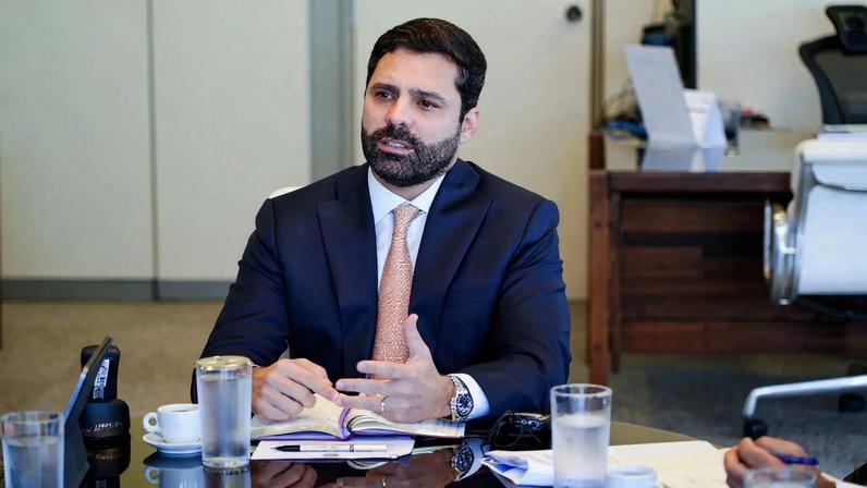 O novo ministro interino da Justiça, Manoel Carlos de Almeida Neto, ficará no cargo até Lula definir o sucessor definitivo de Lewandowski. (Foto: Robson Alves/MJSP)