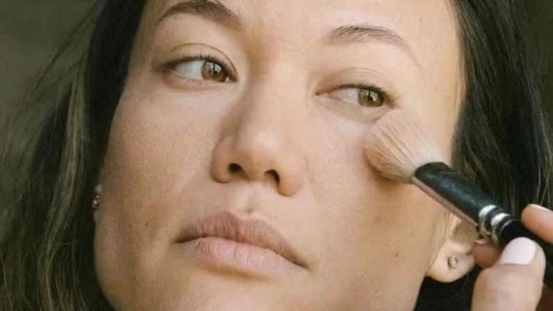 Veja produtos que prometem cobertura eficiente para manchas abaixo dos olhos — Foto: Divulgação/Pexels (Meruyert Gonullu)