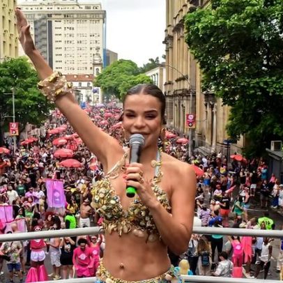 Mari Antunes recebe Christian Chávez em bloco no Rio durante o Carnaval