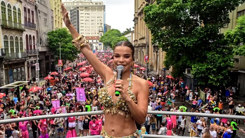 Mari Antunes canta no bloco do Chá da Alice — Foto: Webert Belicio / Agnews