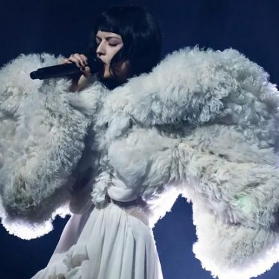 María Zardoya faz cover de Nude de Radiohead na estreia da turnê Not For Radio