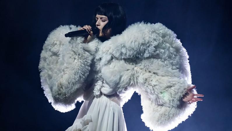 María Zardoya faz cover de Nude de Radiohead na estreia da turnê Not For Radio