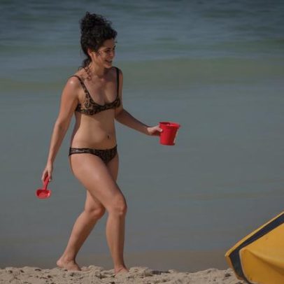 Maria Flor curte dia na praia com a família