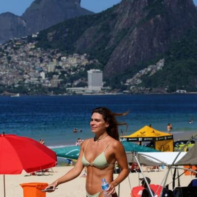 Mariana Goldfarb faz caminhada na Praia do Arpoador