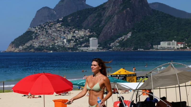 Mariana Goldfarb vai à praia de Ipanema no Rio — Foto: JC Pereira / AgNews