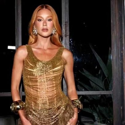 Marina Ruy Barbosa brilha com top dourado e saia de plumas em evento