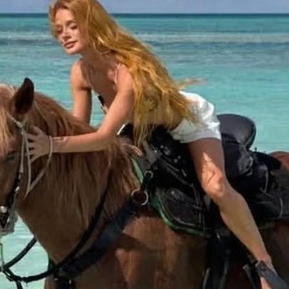 Marina Ruy Barbosa posa a cavalo no mar em ilha do Caribe