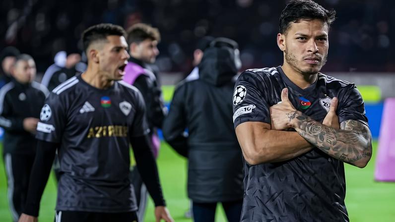Matheus Silva comemora vitória do Qarabag na Champions League — Foto: Divulgação/Qarabag