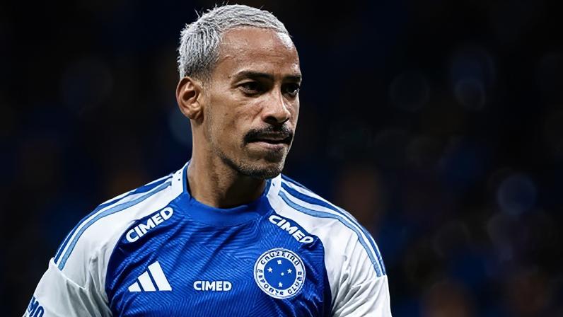 Matheus Pereira, do Cruzeiro, celebrando seu gol diante do Botafogo, em partida válida pela 37ª rodada do Brasileirão