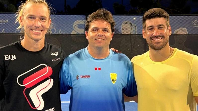 Rafael Matos, Orlando Luz e o treinador Luiz Peniza ao centro (Foto: Divulgação)