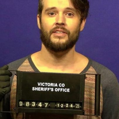 Foto policial de Matt Prokop é divulgada após prisão por pornografia infantil