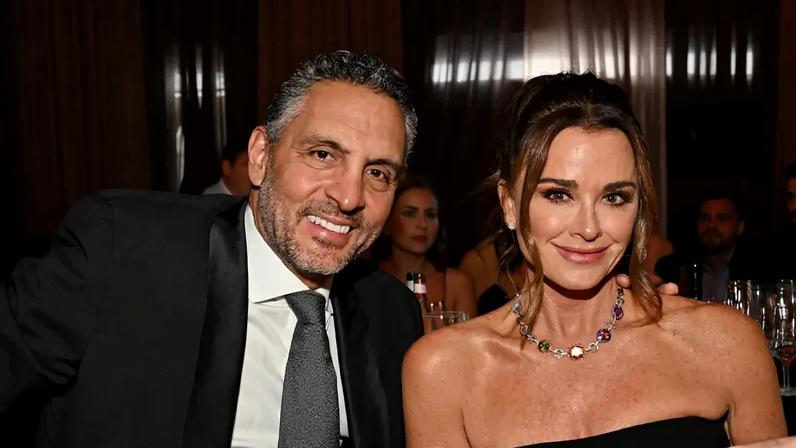 Kyle Richards and Mauricio Umansky are reportedly not reconciling after their "touchy and warm" New Year’s Eve celebration sparked rumors.