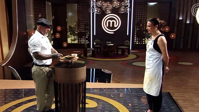 Maurren Maggi apresenta seu prato para Fogaça (Foto: Reprodução)