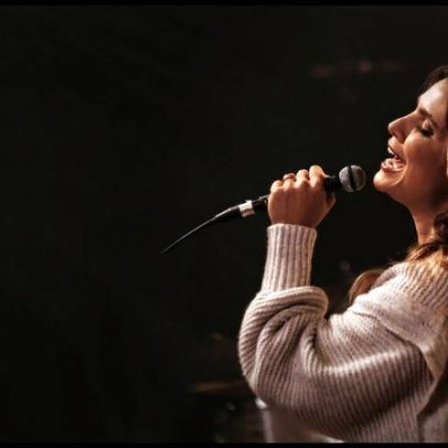 Aline Barros lança single Jeová Jireh