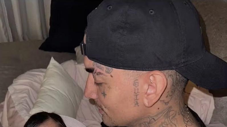 MC Guimê dá mamadeira para a filha — Foto: Reprodução/Instagram