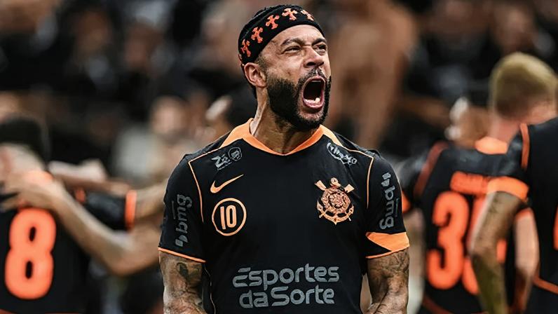 Memphis Depay, do Corinthians, comemorando a classificação sobre o Cruzeiro na Copa do Brasil