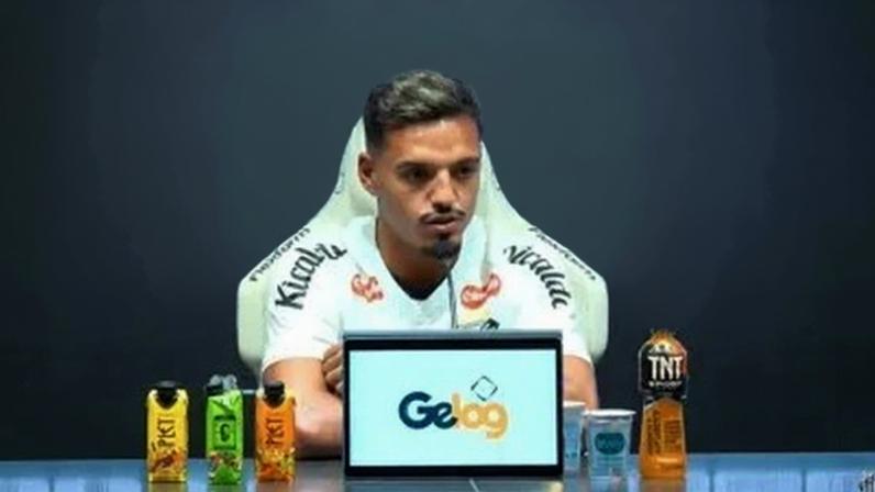 Gabriel Menino abordou a passagem apagada pelo Atlético durante apresentação no Santos