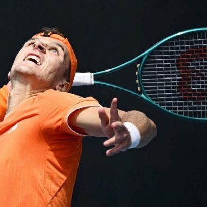 Mensik vence de forma discreta e marca reencontro com Djokovic