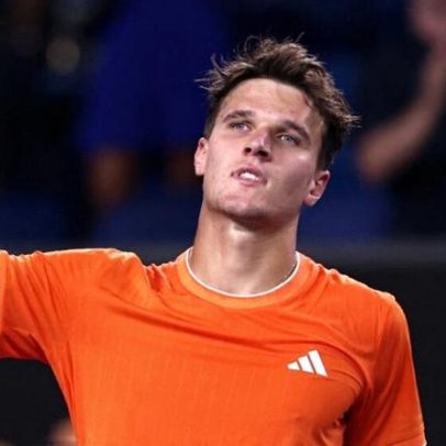 Mensik abandona por lesão abdominal e Djokovic avança às quartas
