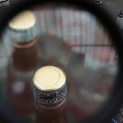 Polícia realiza operação em adega suspeita de vender bebida adulterada