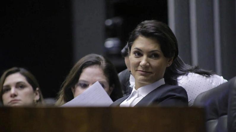 Michelle Bolsonaro afirmou que Allan dos Santos é um "boneco de ventríloquo de canalhas" após críticas por vídeo de Tarcísio de Freitas. (Foto: Paulo Sérgio/Câmara dos Deputados)