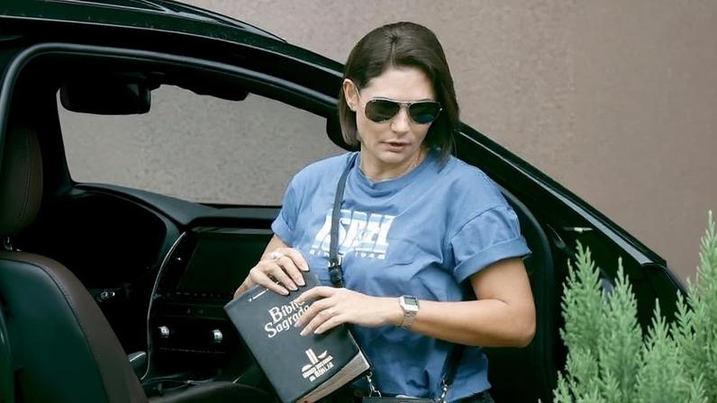 Com Bíblia nas mãos, Michelle Bolsonaro chega à Polícia Federal para visitar o marido
